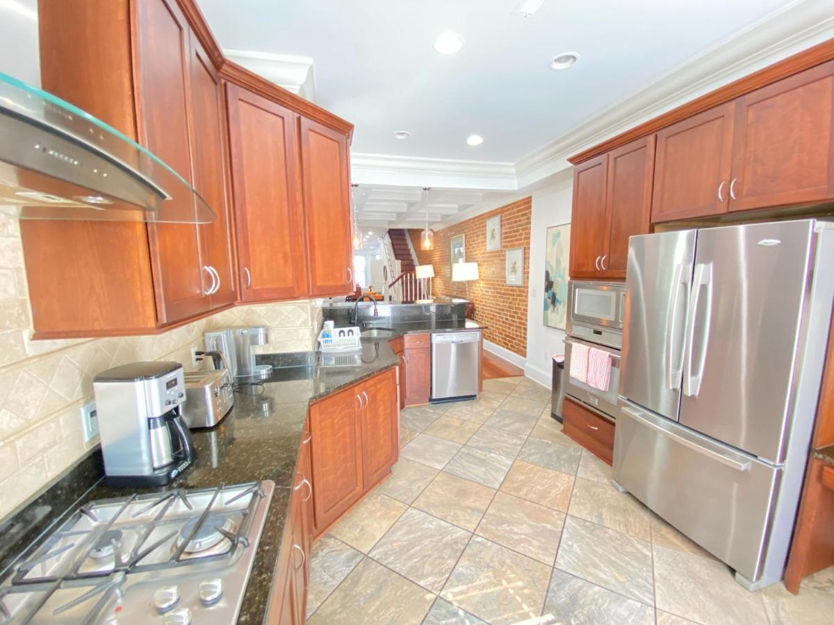 Classy Victorian Brownstone Subway Shopping Holiday home Washington
