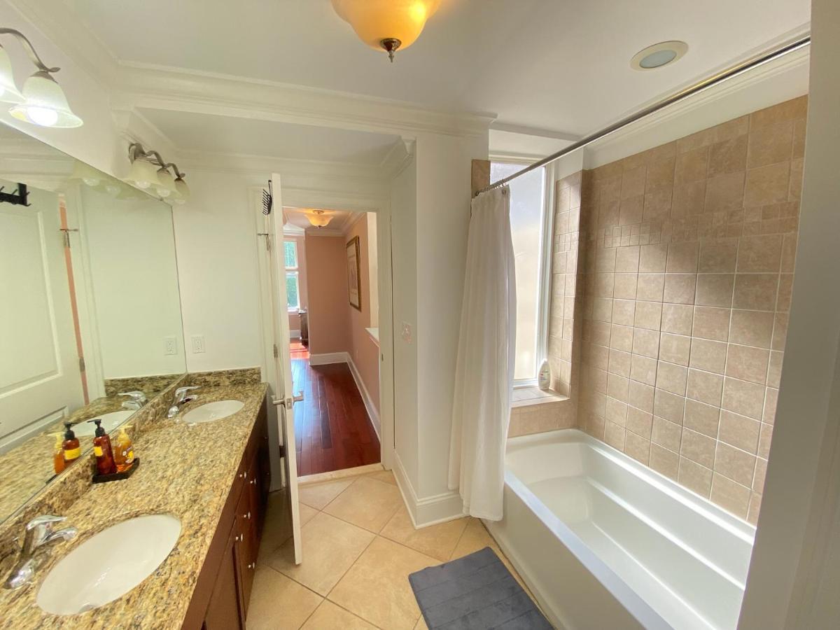Holiday home Classy Victorian Brownstone Subway Shopping *
