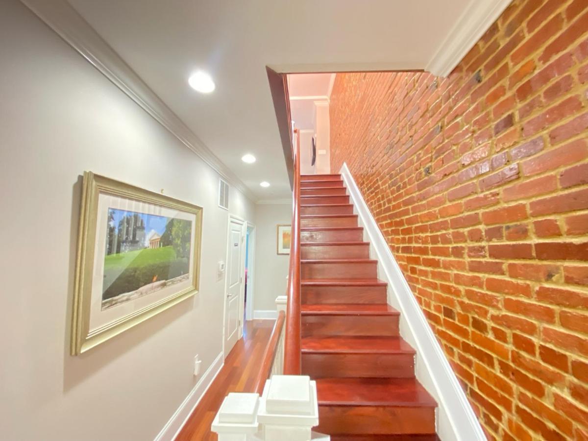 Classy Victorian Brownstone Subway Shopping *