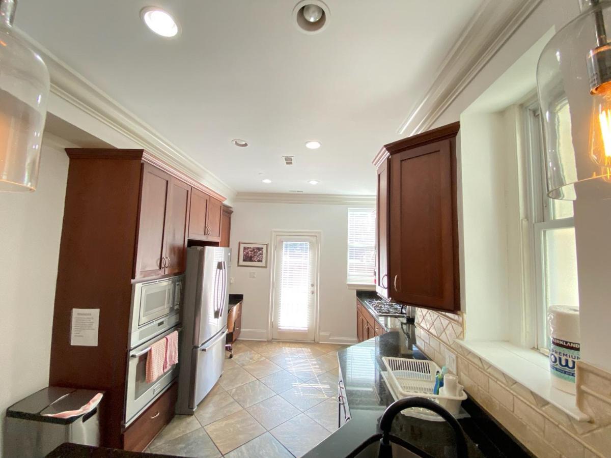 Classy Victorian Brownstone Subway Shopping Holiday home Washington