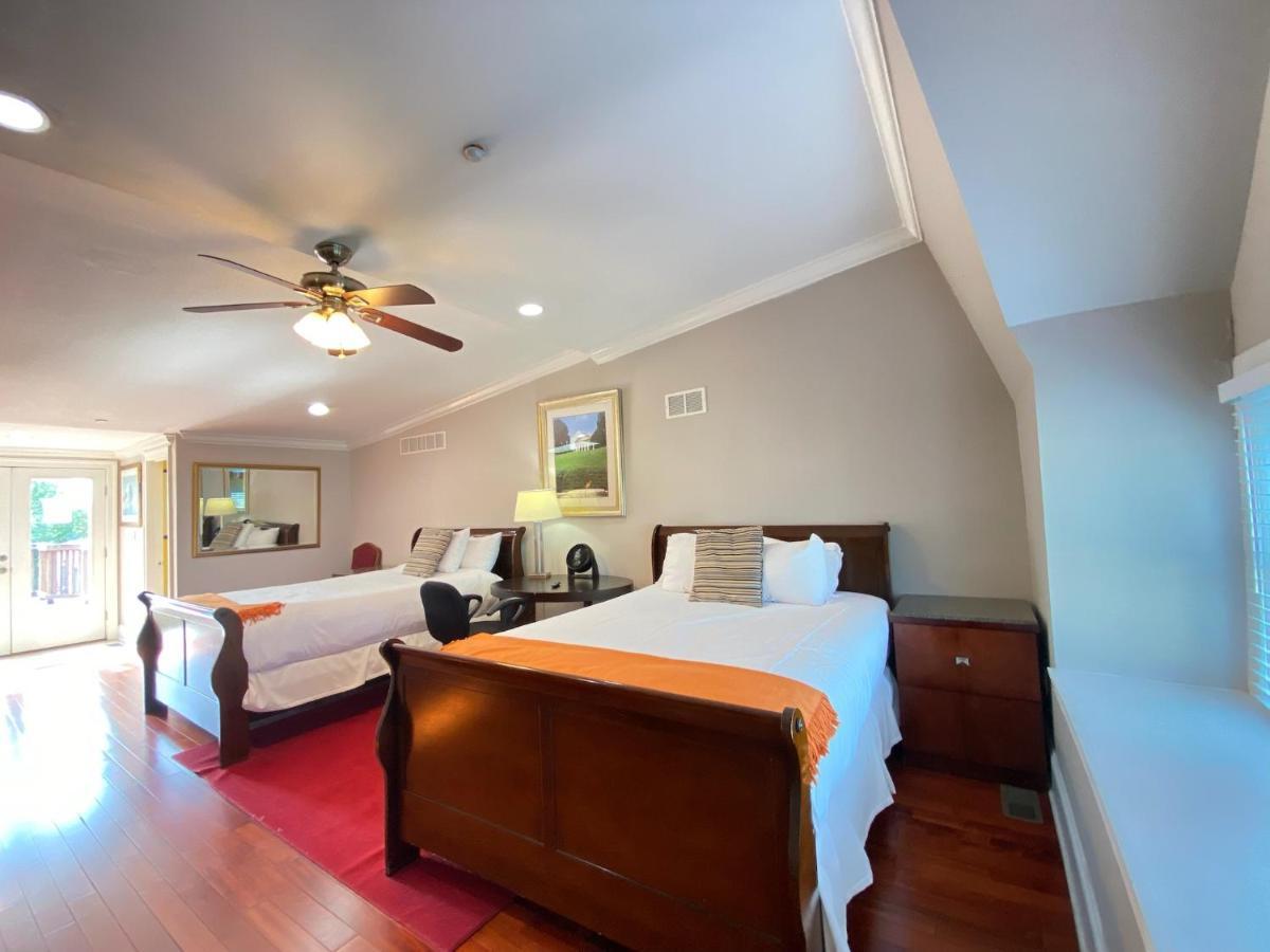 Classy Victorian Brownstone Subway Shopping Holiday home Washington