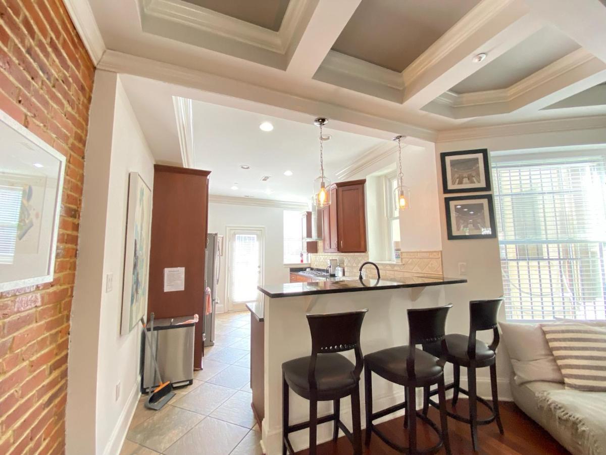 Classy Victorian Brownstone Subway Shopping Holiday home Washington