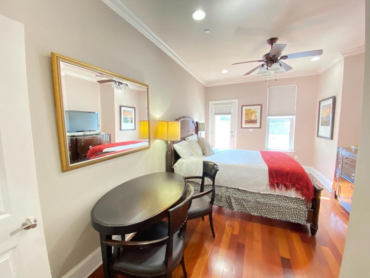 Holiday home Classy Victorian Brownstone Subway Shopping *