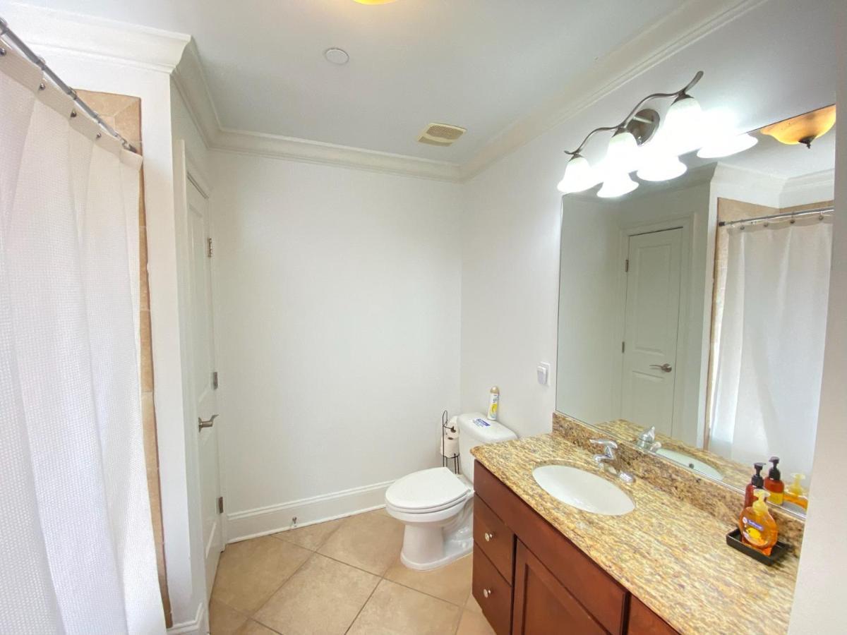 Classy Victorian Brownstone Subway Shopping Holiday home Washington