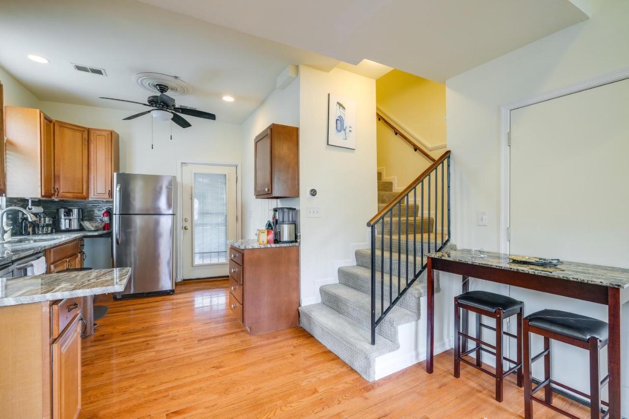 Holiday home Dc Townhome With Theater!