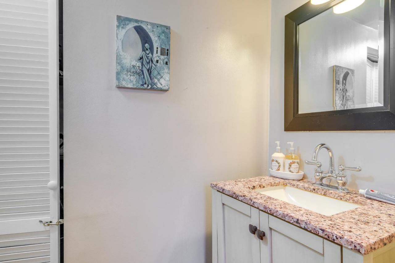 Holiday home Dc Townhome With Theater!