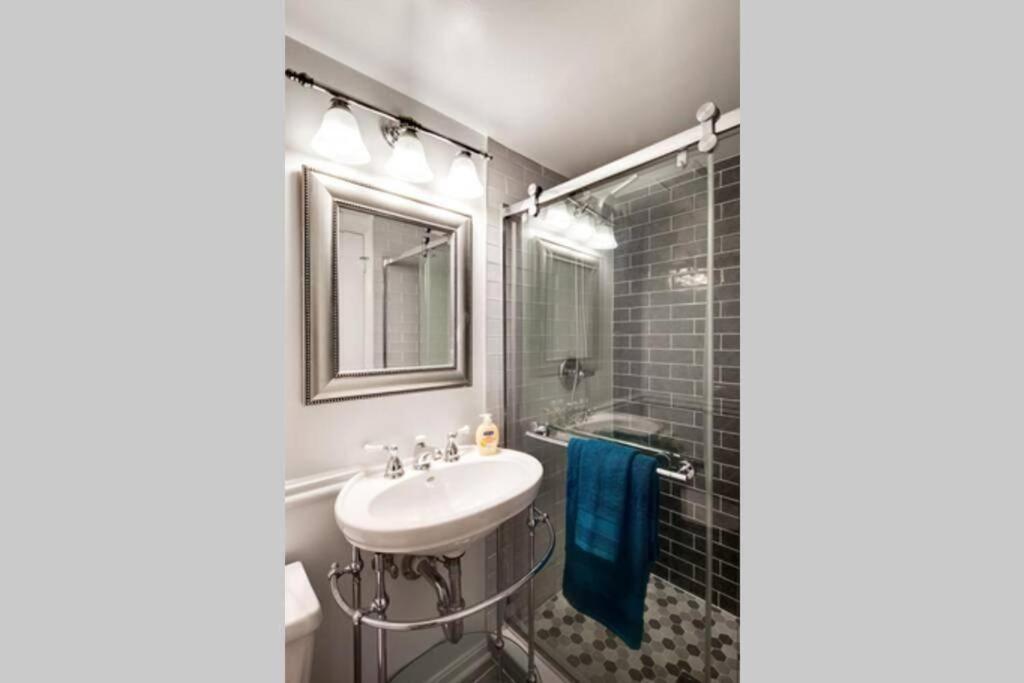 The Art Capital Hill With Hot Tub Apartment Washington