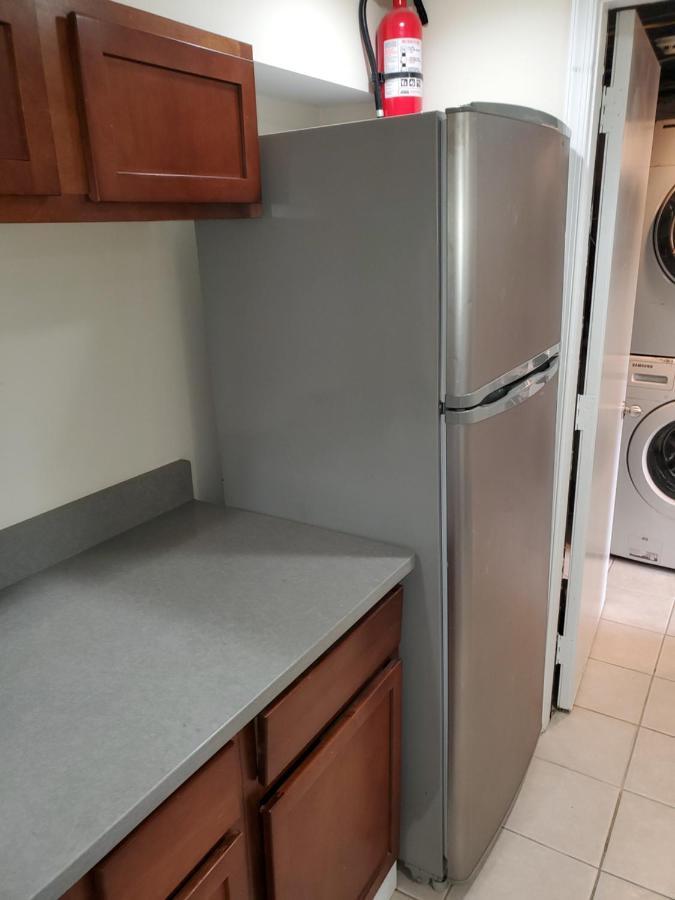 Sts - Single Traveler -black Door Apartment Washington