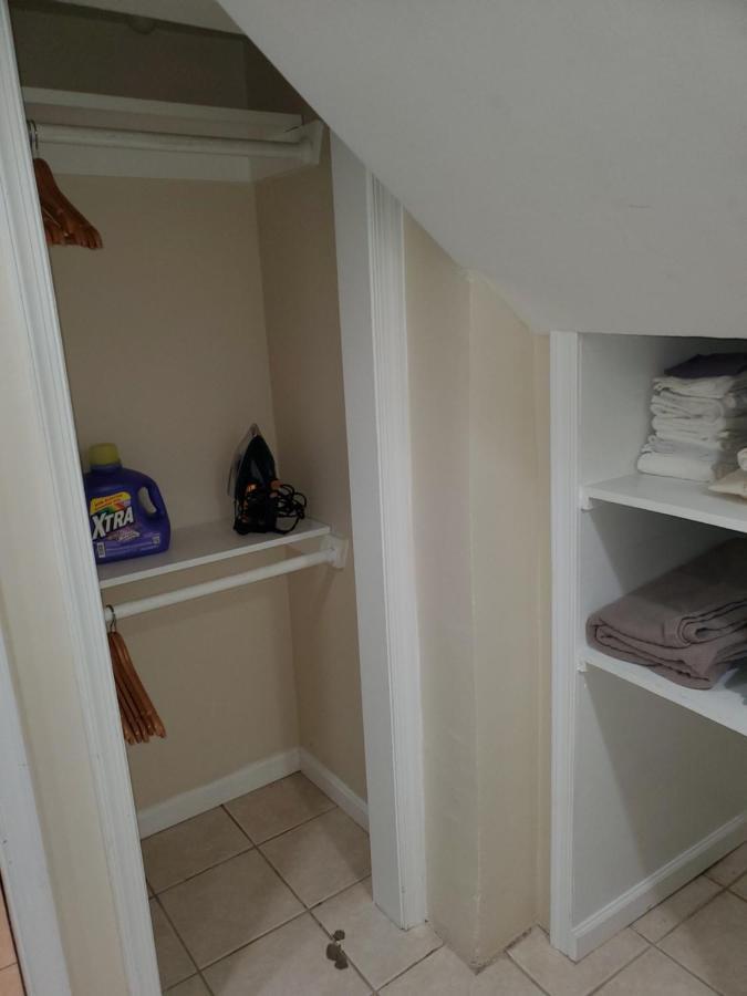 Sts - Single Traveler -black Door Apartment