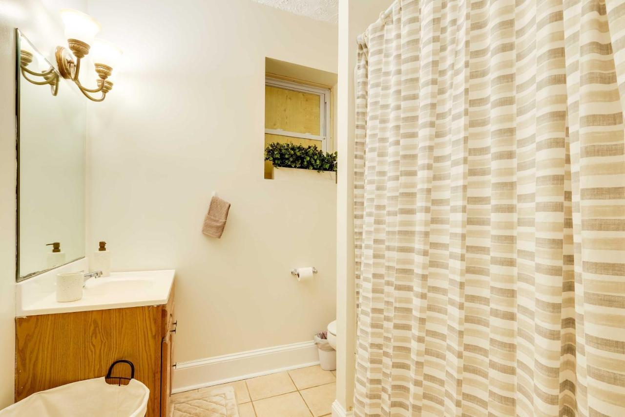 Dc Row House Less Than Half-mi Walk To Howard University! Holiday home