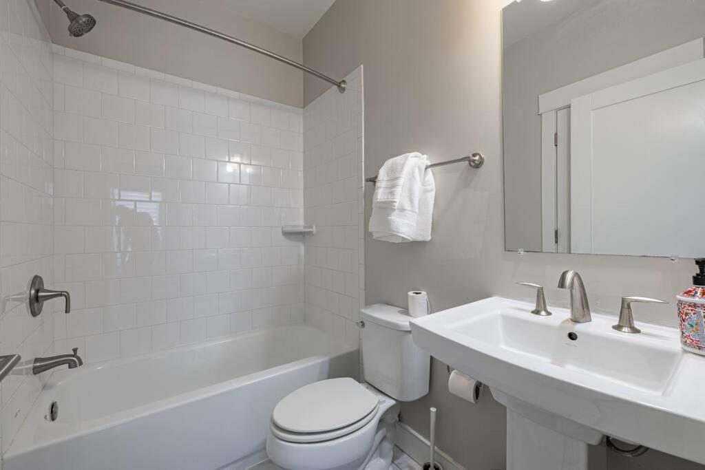 Modern Lux 4 Bedroom Garage Parking Holiday home Washington