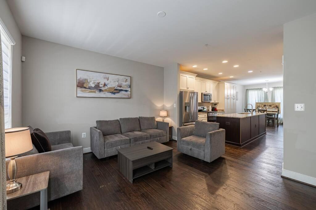 Modern Lux 4 Bedroom Garage Parking Holiday home