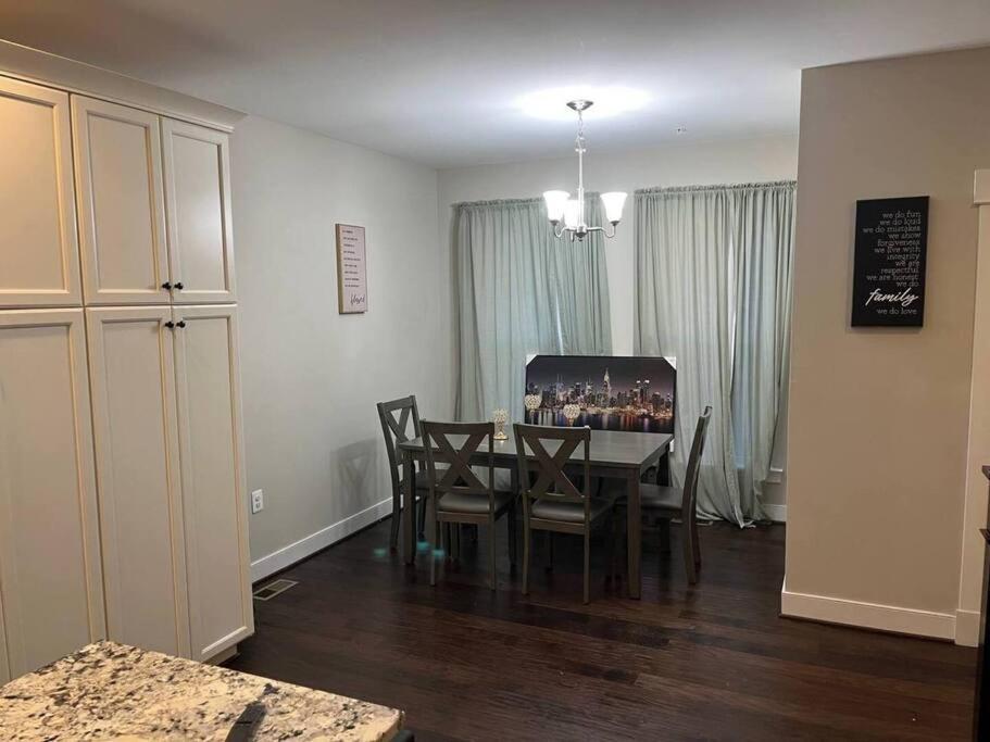 Modern Lux 4 Bedroom Garage Parking *