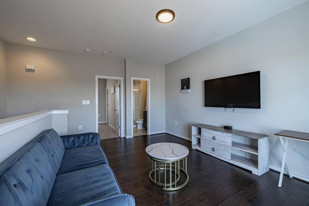 Modern Lux 4 Bedroom Garage Parking *