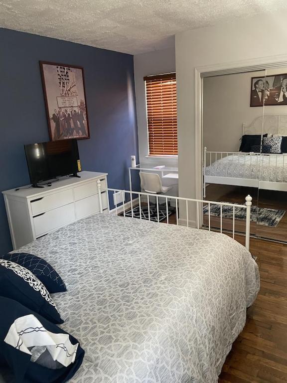 Cozy 2 Bedroom, Minutes From Capitol Hill Apartment