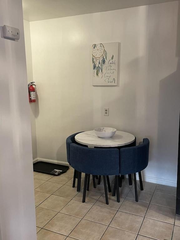 Cozy 2 Bedroom, Minutes From Capitol Hill Apartment *