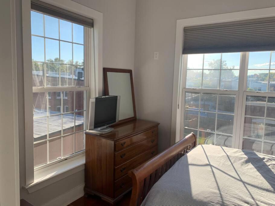 Sun-filled Capitol Hill W/ Parking & Roofdeck Apartment *
