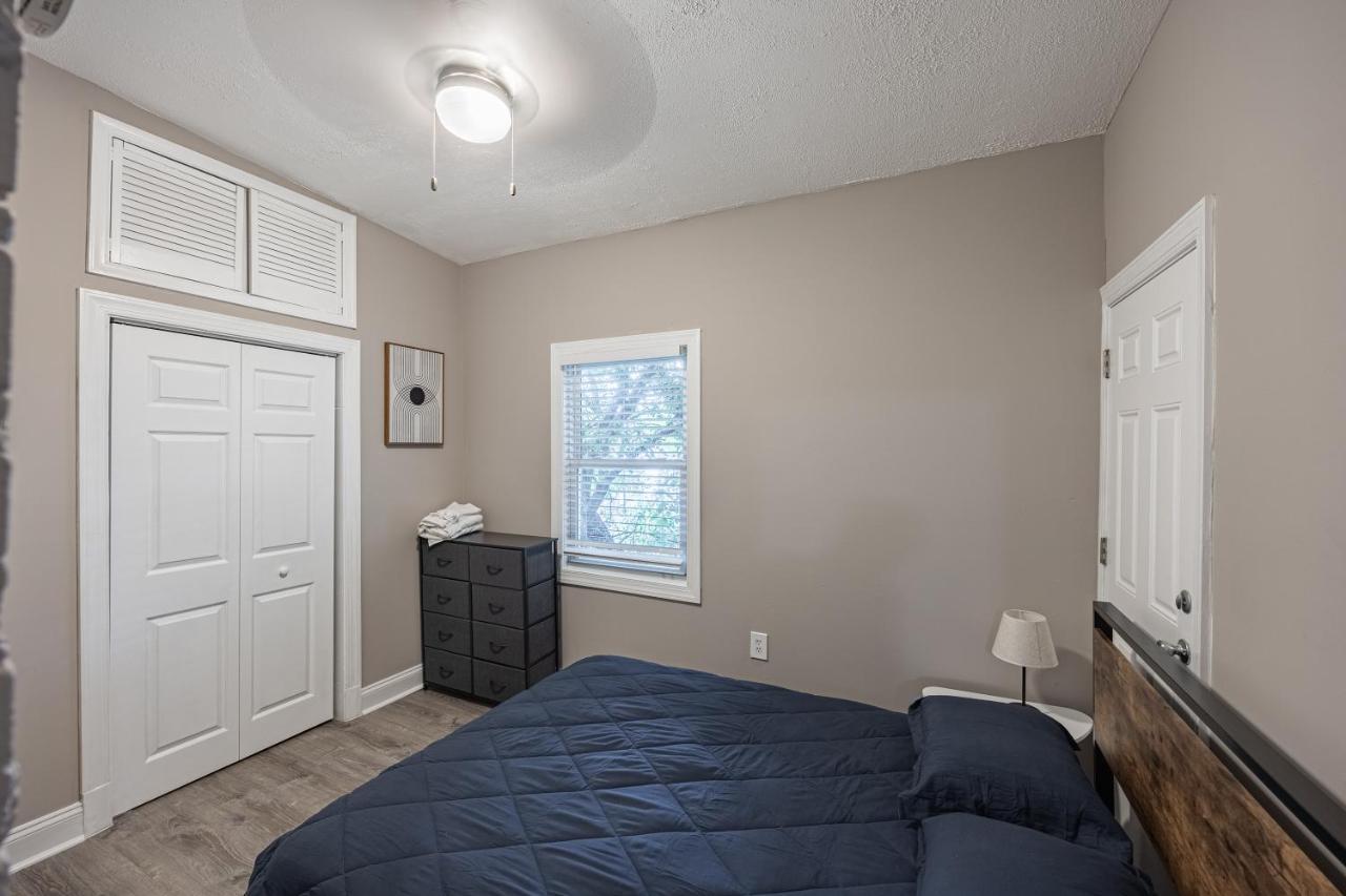 Modern Updated Near Downtown Apartment