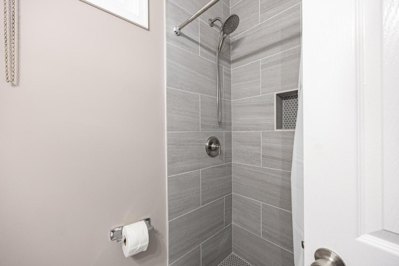Modern Updated Near Downtown Apartment *