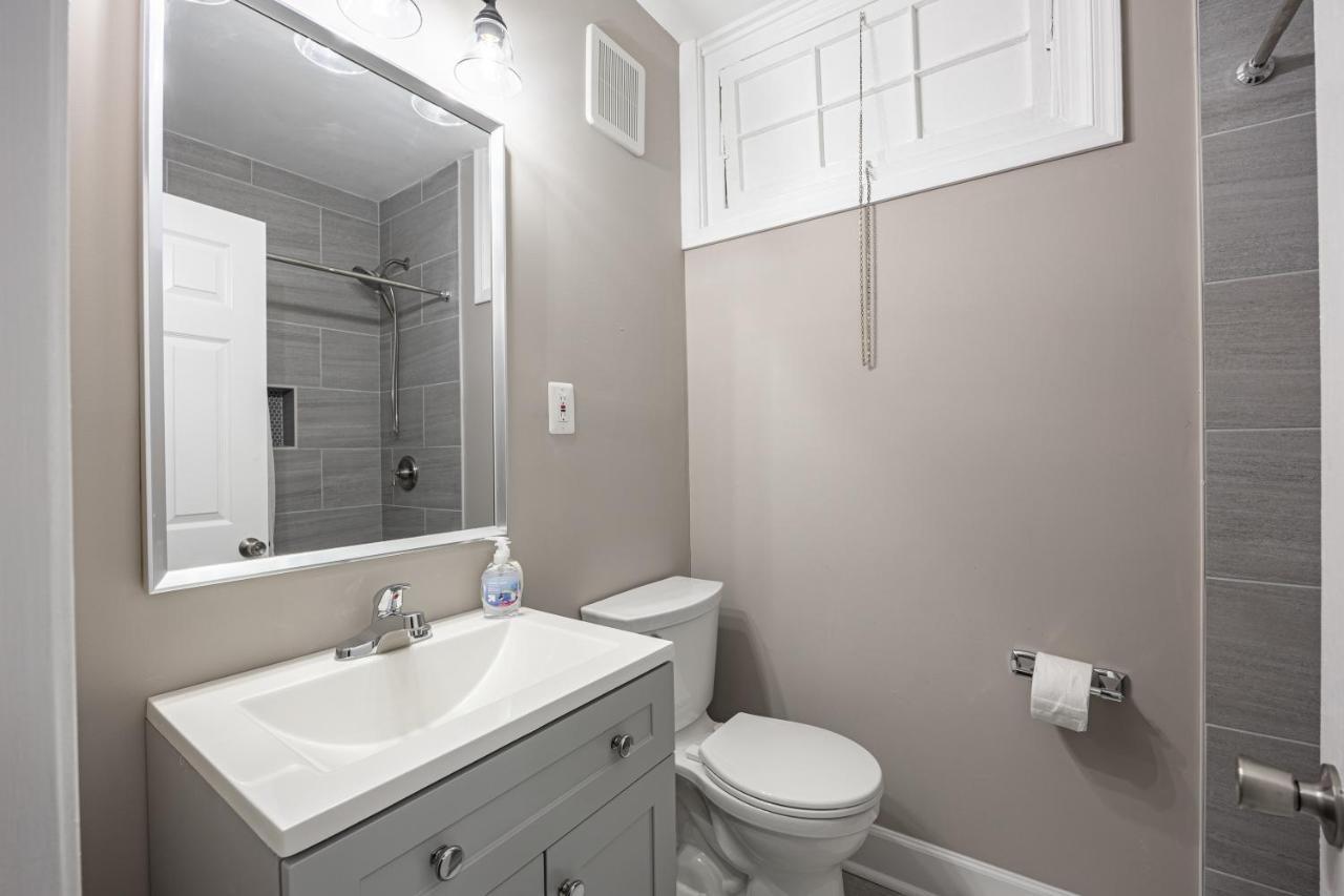 Modern Updated Near Downtown Apartment Washington