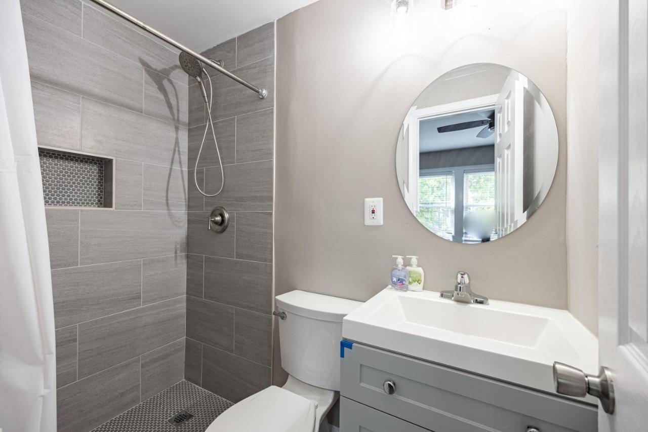 Modern Updated Near Downtown Apartment Washington