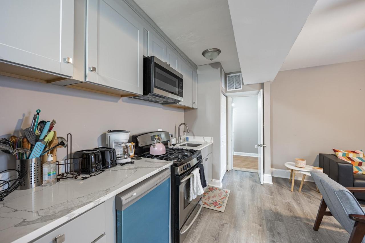 Modern Updated Near Downtown Apartment *