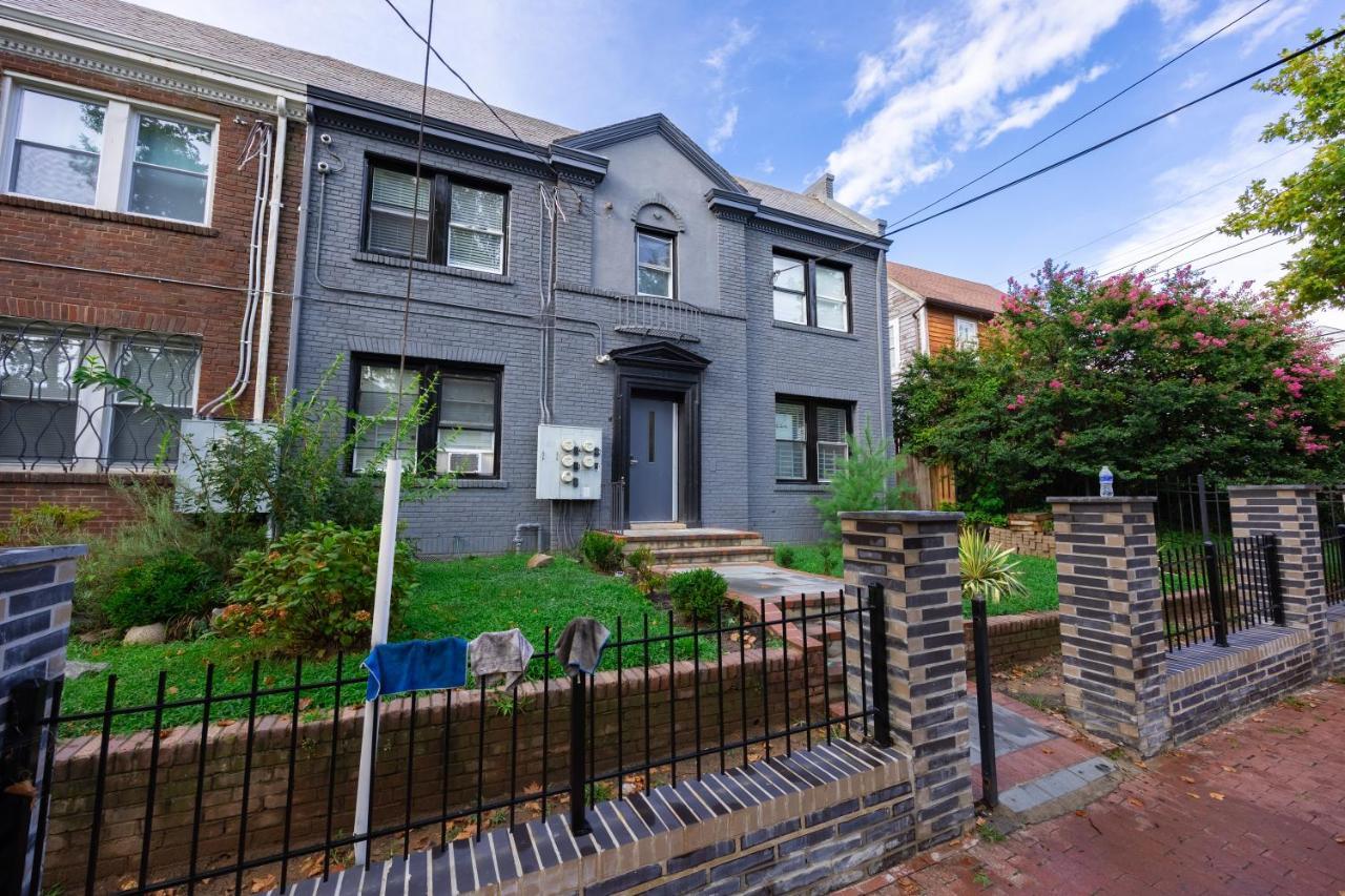 Modern Updated Near Downtown Apartment