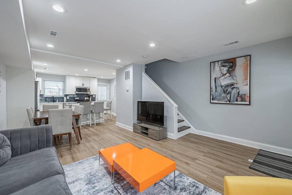 Modern Lux 3br Updated Townhome W/ Parking *