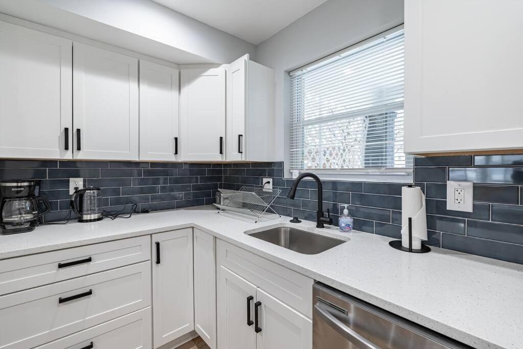 Modern Lux 3br Updated Townhome W/ Parking