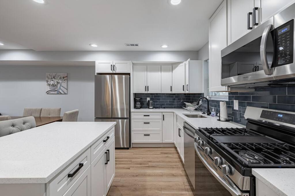 Modern Lux 3br Updated Townhome W/ Parking Holiday home *