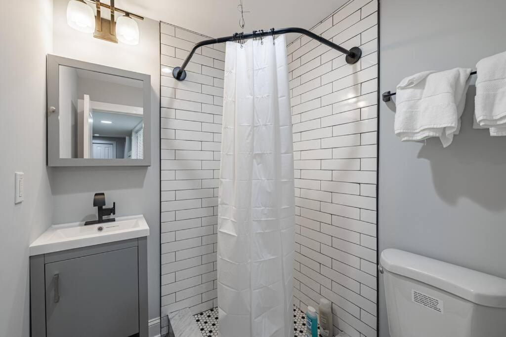 Modern Lux 3br Updated Townhome W/ Parking Holiday home Washington