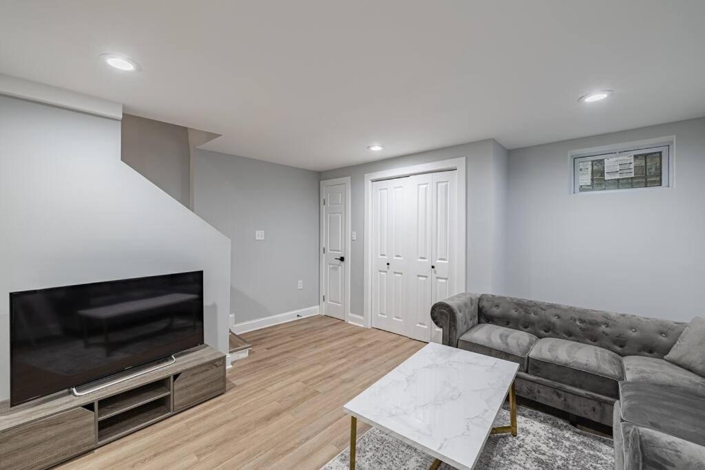 Modern Lux 3br Updated Townhome W/ Parking * Washington