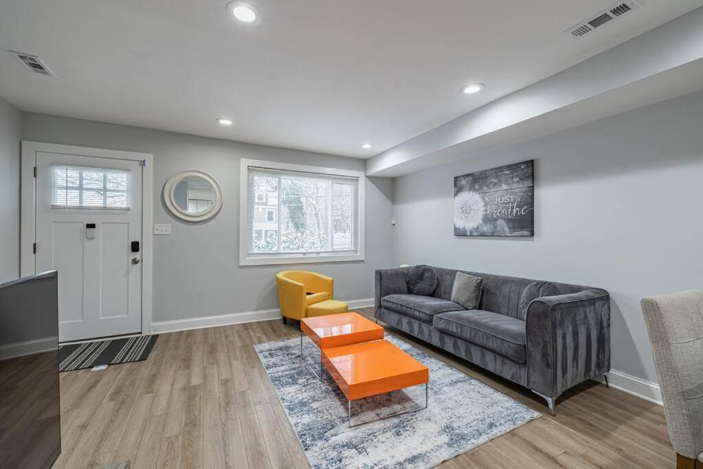 Modern Lux 3br Updated Townhome W/ Parking Washington