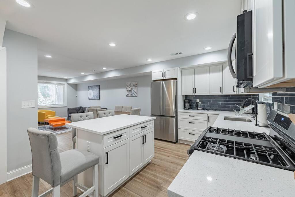 Modern Lux 3br Updated Townhome W/ Parking Holiday home Washington