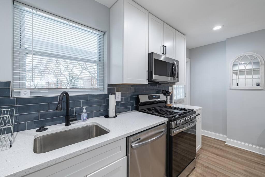 Modern Lux 3br Updated Townhome W/ Parking Washington