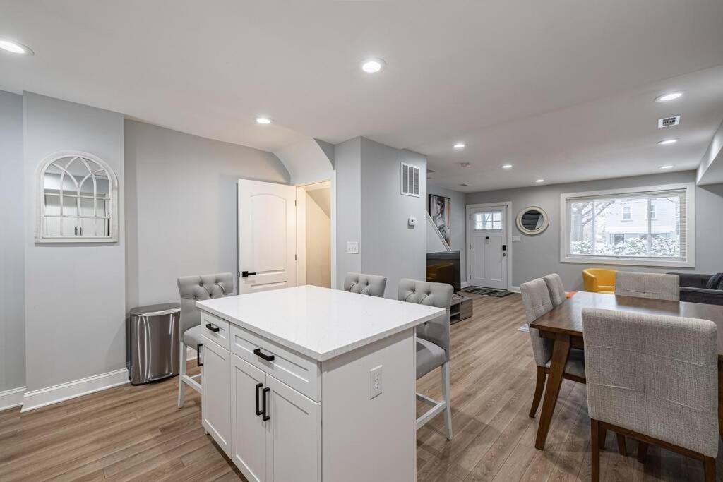 Modern Lux 3br Updated Townhome W/ Parking Holiday home *