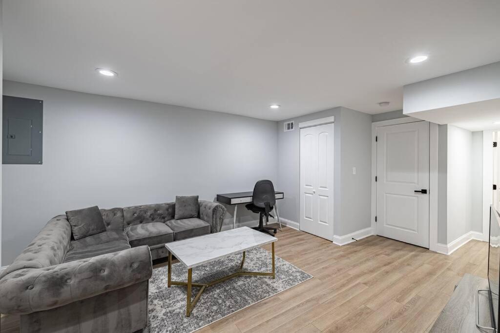 Modern Lux 3br Updated Townhome W/ Parking Holiday home *