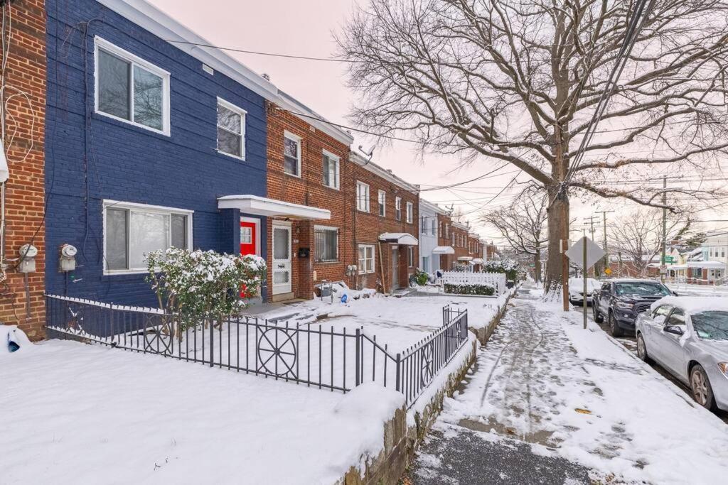 Modern Lux 3br Updated Townhome W/ Parking Holiday home Washington