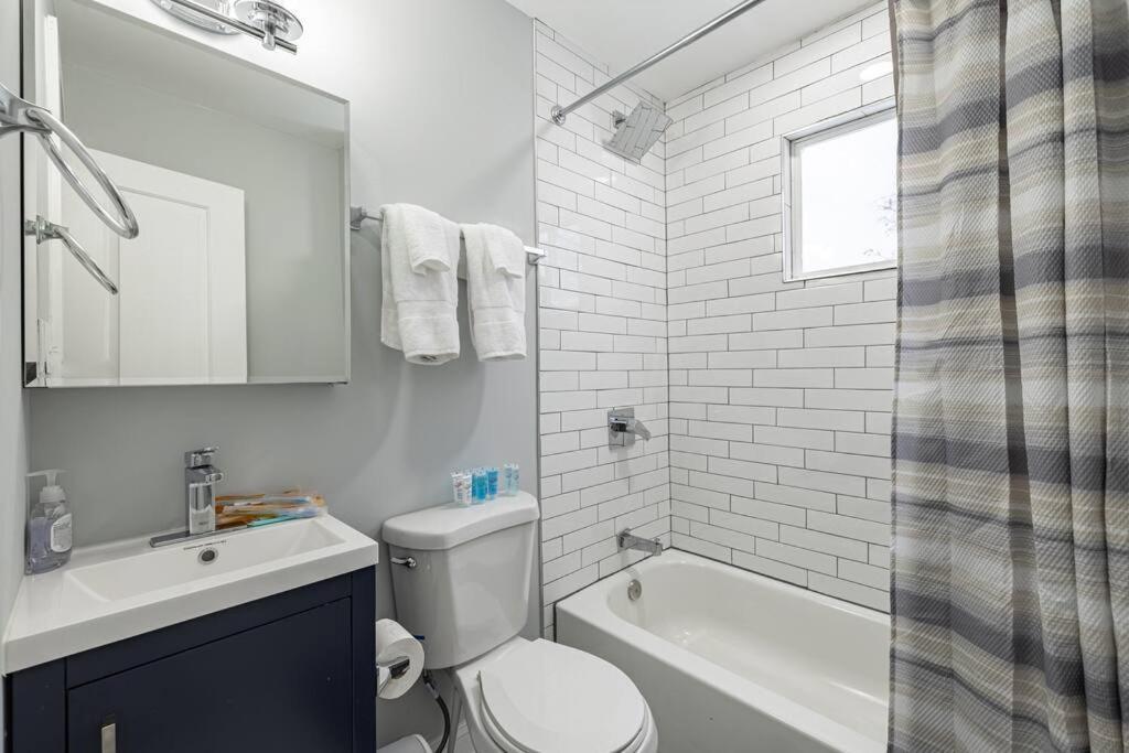 Holiday home Modern Lux 3br Updated Townhome W/ Parking Washington