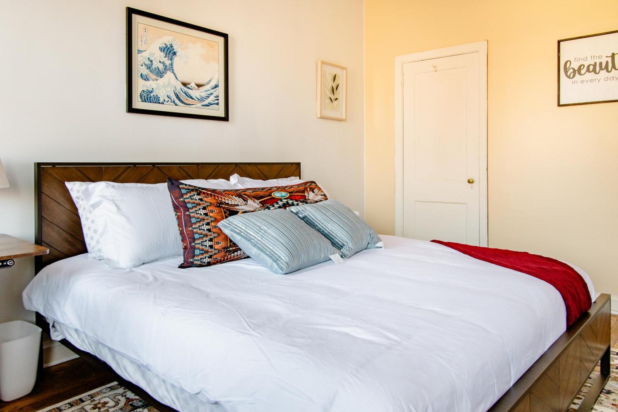 2 Bedrooms At The Heart Of The City! Full Comfort! *