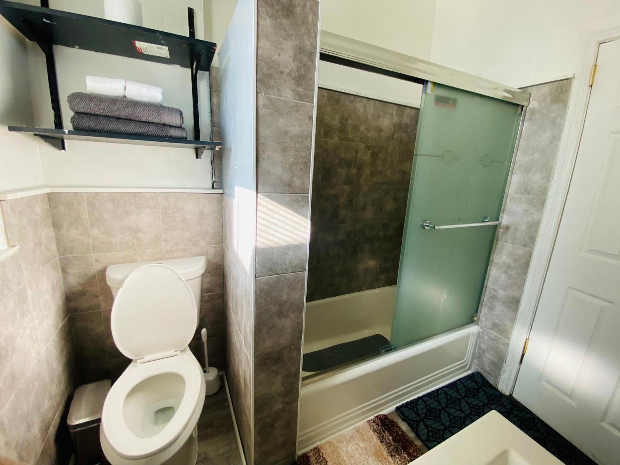 2 Bedrooms At The Heart Of The City! Full Comfort! Apartment *