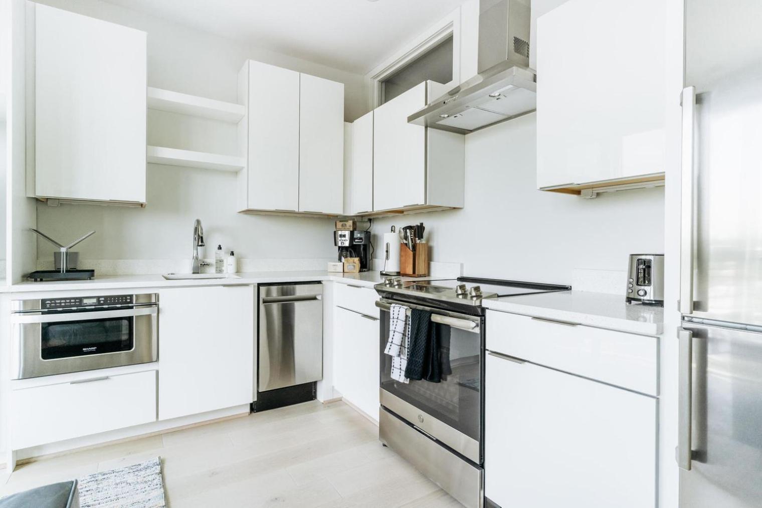 H Street 2br W Wd Nr Bus Stops Restaurants Wdc-761 *