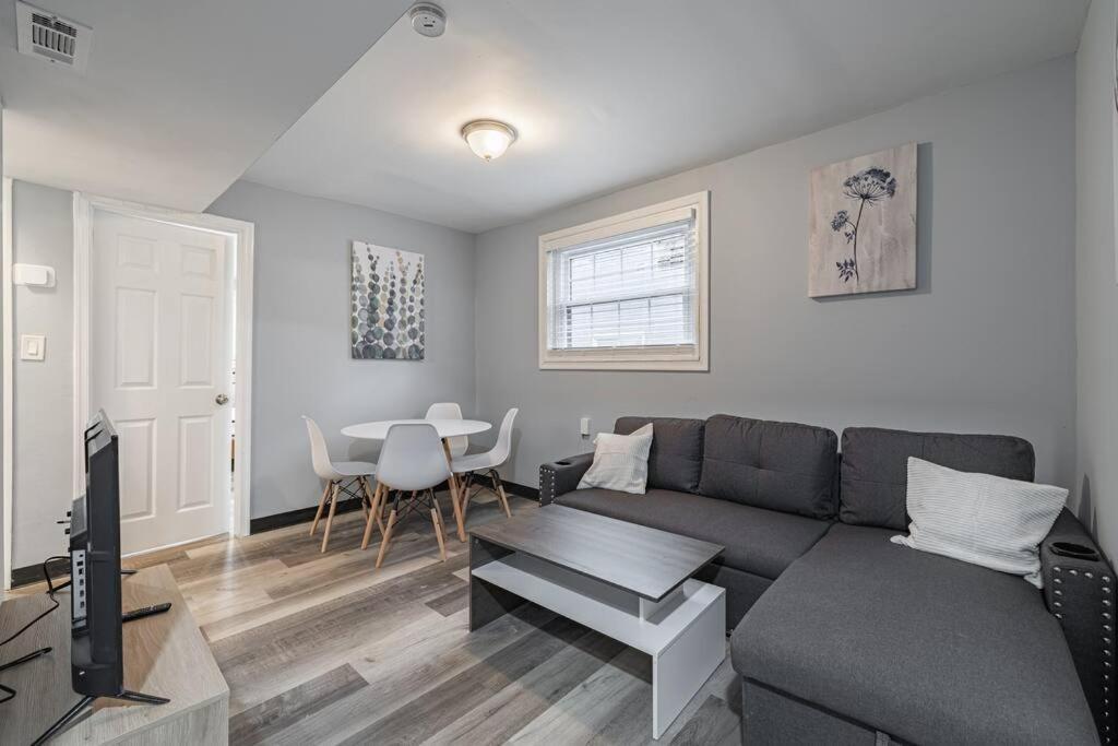 Apartment Modern Updated Rare 2br *