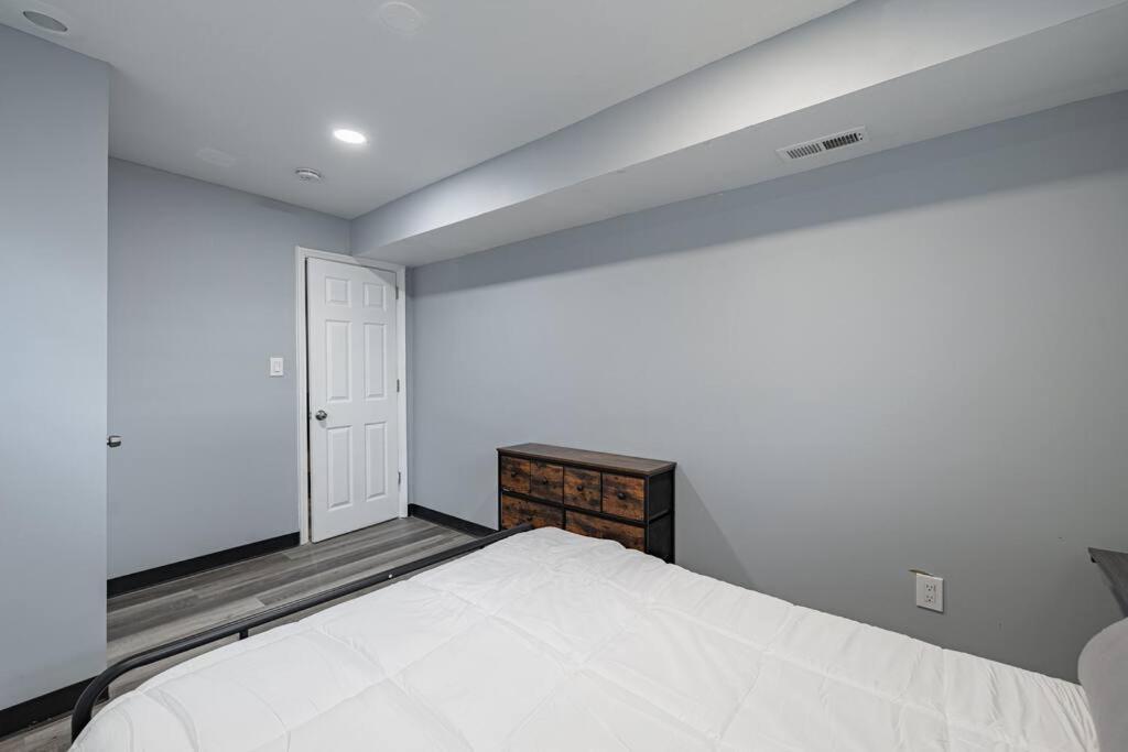 Apartment Modern Updated Rare 2br