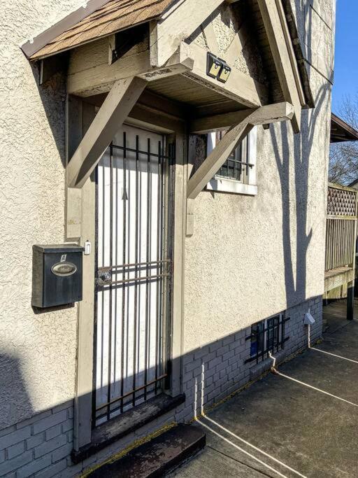 Rare Find Spacious Basement With Parking Holiday home *