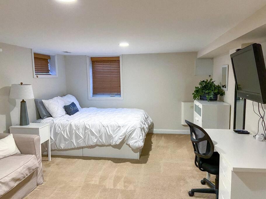 Rare Find Spacious Basement With Parking Holiday home