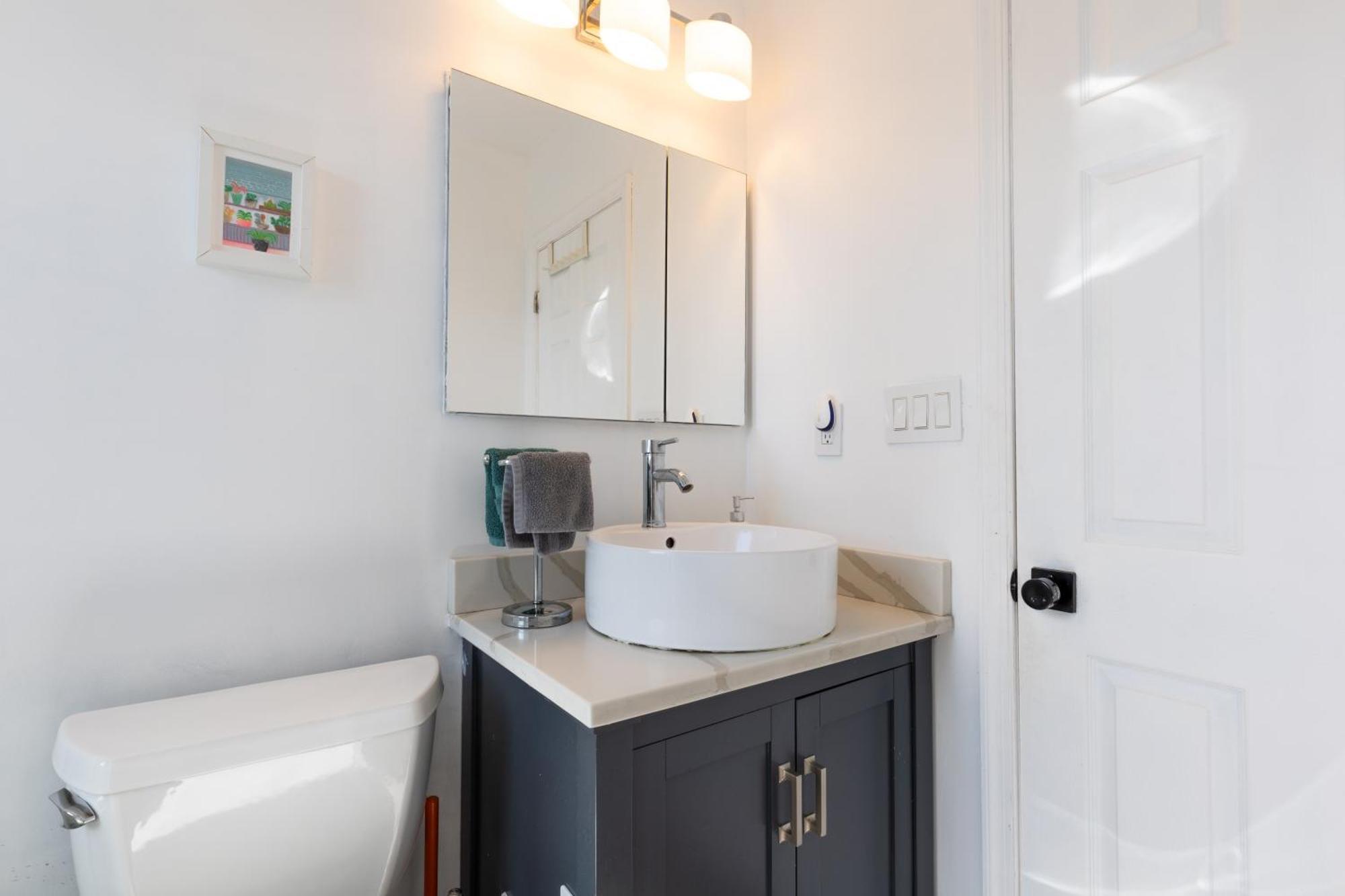 Urban Elegance: Trendy, Spacious Retreat With Parking In The Heart Of The