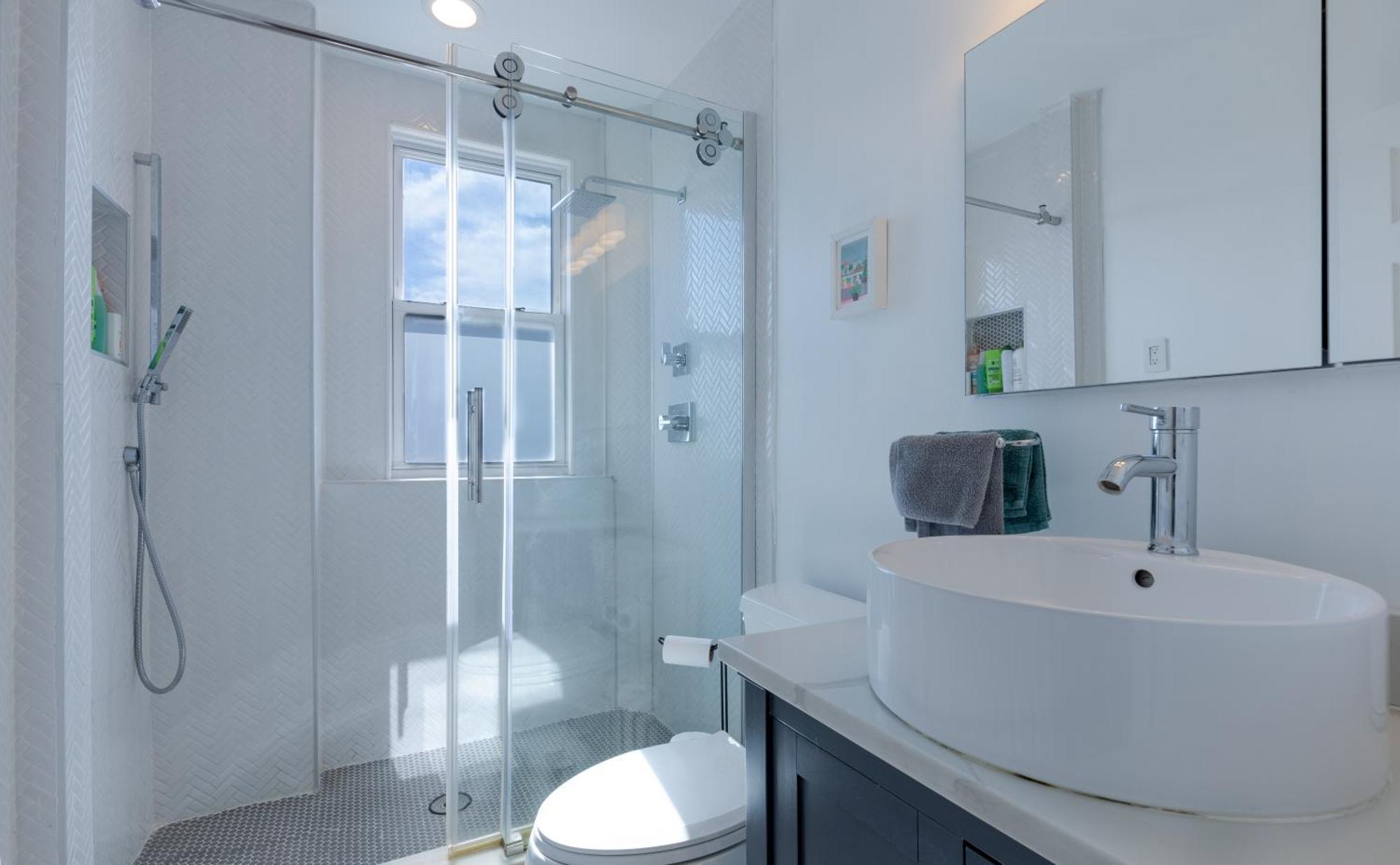 Urban Elegance: Trendy, Spacious Retreat With Parking In The Heart Of The Apartment