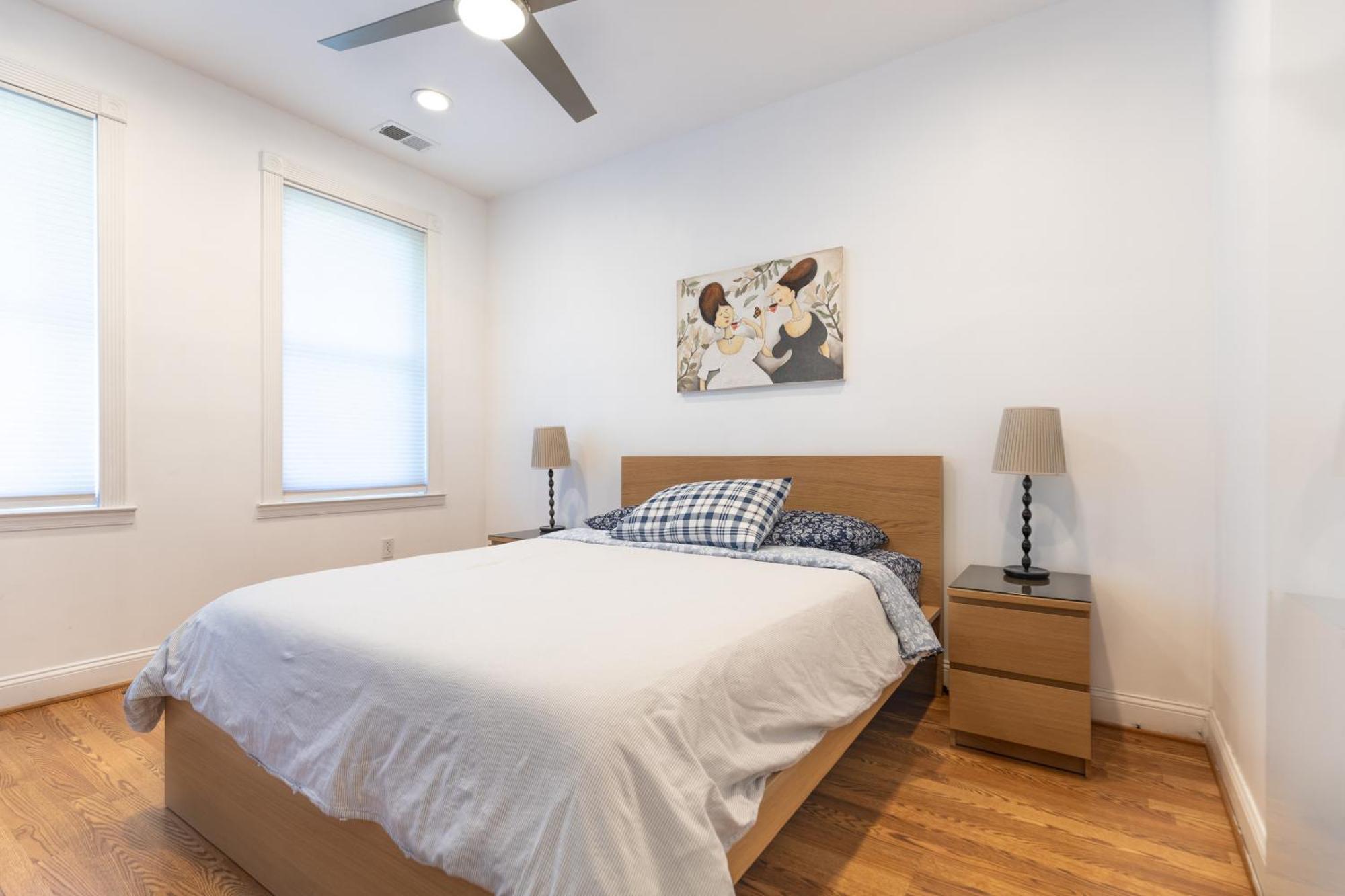 Urban Elegance: Trendy, Spacious Retreat With Parking In The Heart Of The * Washington