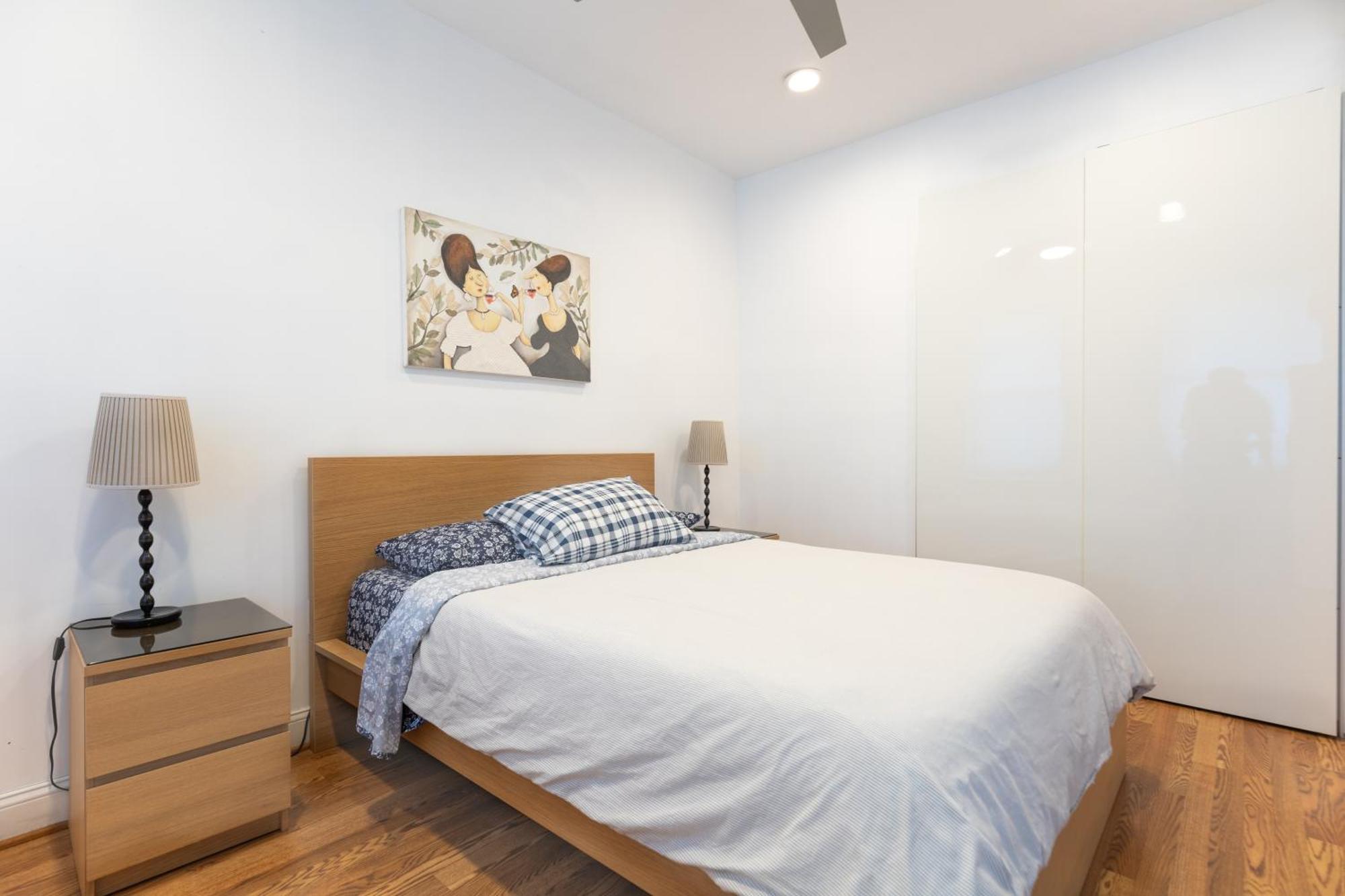 Urban Elegance: Trendy, Spacious Retreat With Parking In The Heart Of The Apartment Washington